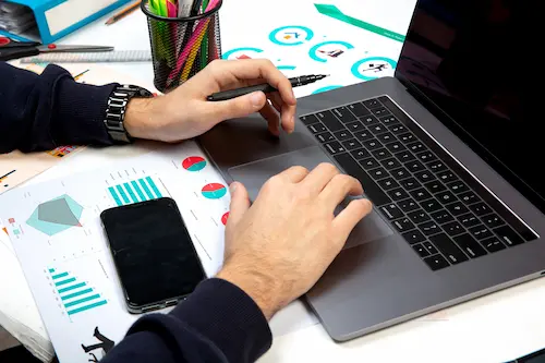 personne utilisant un ordinateur portable