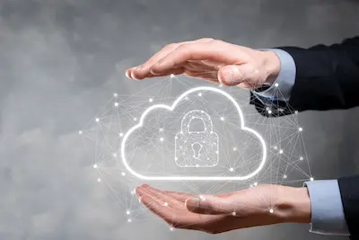 main détenant les clés de la sécurité d'un site internet dans un cloud