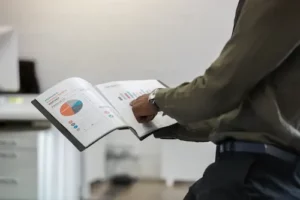 homme pointant son doigt sur un graphique